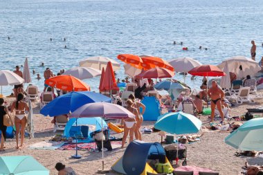 Makarska, Hırvatistan, 12.08.2025. Hırvatistan 'da yıllık tatil yapan turistler deniz ve güneşin keyfini çıkarıyorlar