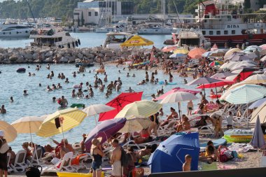 Makarska, Hırvatistan, 12.08.2025. Hırvatistan 'da yıllık tatil yapan turistler deniz ve güneşin keyfini çıkarıyorlar