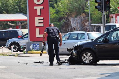 Bölünme, Hırvatistan, 14.08.2025. Kavşaktaki trafik kazası, yoldaki tüm trafiğin durmasına, sokaktaki polis arabasının durmasına neden oldu.