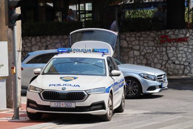 Split, Croataia, 20.08.2025. Polis, polis arabası, adriyatik, adriyatik yol, Amerikan, tutuklama, otomobil, rozet, mavi, sınır, araba, şehir, polis, suç mahalli, suç mahalli, suçlu, Hırvat haritası, Hırvat, sürücü, amblem, acil durum, 