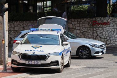 Split, Croataia, 20.08.2025. Polis, polis arabası, adriyatik, adriyatik yol, Amerikan, tutuklama, otomobil, rozet, mavi, sınır, araba, şehir, polis, suç mahalli, suç mahalli, suçlu, Hırvat haritası, Hırvat, sürücü, amblem, acil durum, 
