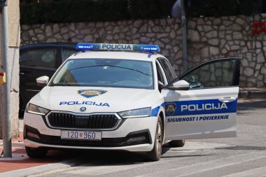 Bölünme, Hırvatistan, 14.08.2025. Hırvat polisi bir trafik kazası, polis devriyesi, trafik polisi, Hırvat polis memuru ve polis arabası olay yerinde,