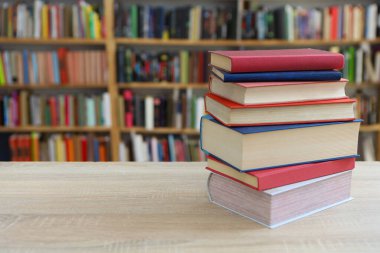 Kütüphanenin arka planında kitap yığını