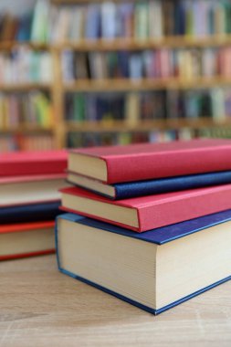 Kitaplar kütüphanedeki ahşap masada.