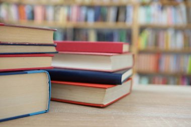 Kütüphanede bir yığın kitap, eğitim geçmişi