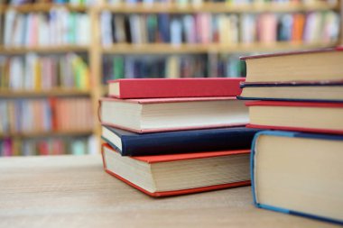 kitaplar kütüphane içinde bir tablo