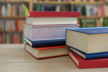 Kütüphanede bir yığın kitap