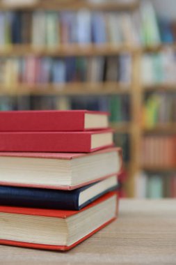 Kütüphanenin önüne kitap yığını