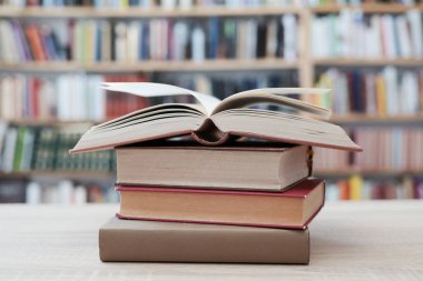 Tahta masadaki kitap yığını.