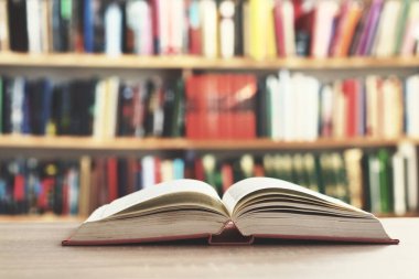 Kütüphanedeki masanın üzerinde kitap yığını