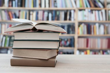 Ahşap zemin üzerine renkli kitap yığını