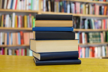 Kitaplar kütüphanede masanın üstünde.