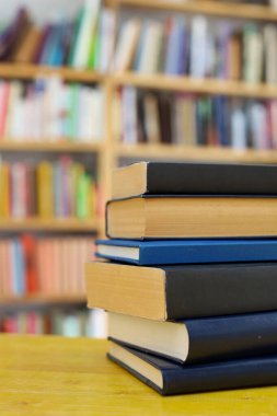 kütüphanedeki ahşap arkaplan kitapları