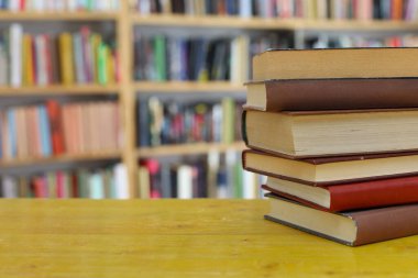 Ahşap zemin üzerine kitap yığını