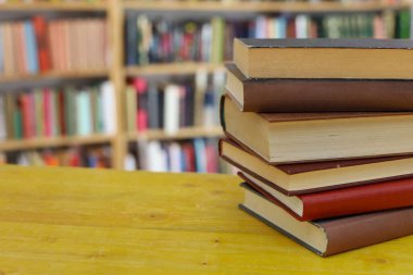 Kütüphanede bir sürü kitap var.