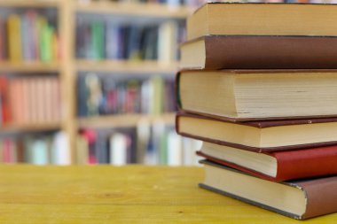 Kütüphanede kitap yığını