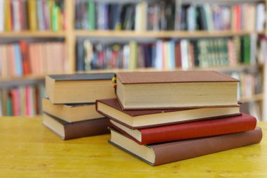 Masada bir yığın kitap