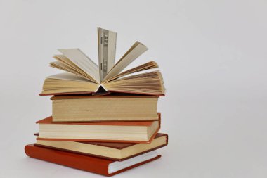 Beyaz arkaplan üzerine kitap yığını