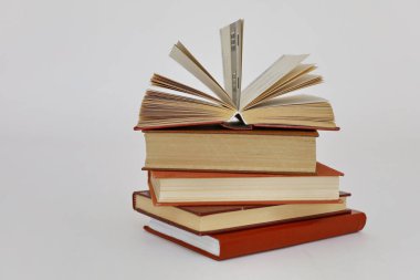 Arka planda izole kitap yığını, kapat