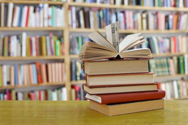 Masada kitap ve gözlük yığını, kütüphane arka planı