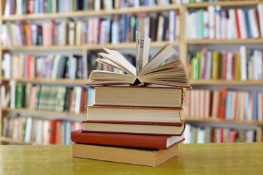 Bir kütüphanede kitap yığını