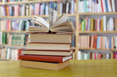 Ahşap zemin üzerine kitap yığını