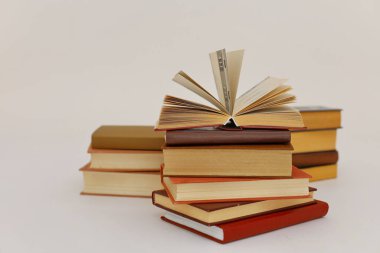 Kitap yığını, okuma konsepti