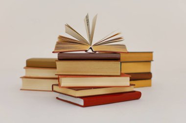 Beyaz arkaplan üzerine kitap yığını