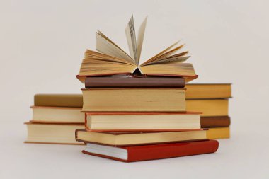 Beyaz arkaplan üzerine kitap yığını