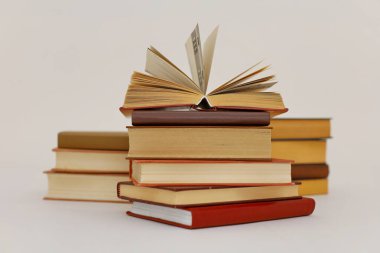 Beyaz arkaplan üzerine kitap yığını