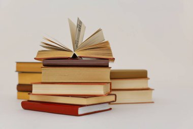 Beyaz arkaplan üzerine kitaplar