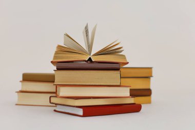 Kitaplar kütüphanede masanın üstünde.