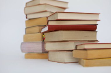 Beyaz arkaplan üzerine kitap yığını