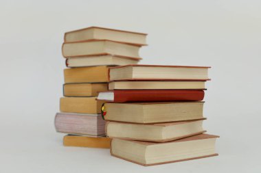 Beyaz arkaplan üzerine kitap yığını