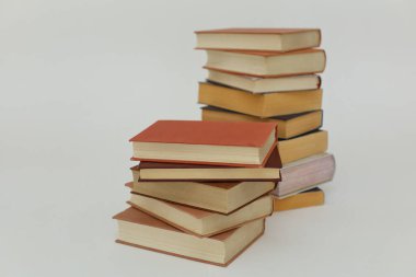 beyaz zemin üzerine kitaplar