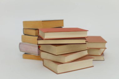Beyaz arkaplan üzerine kitap yığını