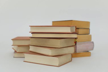 Beyaz arkaplan üzerine kitap yığını.