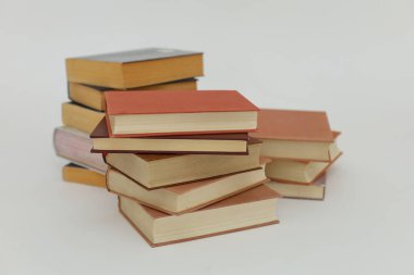 Beyaz üzerine izole kitap yığını