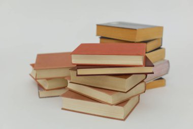 Beyaz arkaplan üzerine kitap yığını.