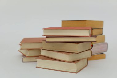 Beyazlar üzerine bir yığın kitap. izole