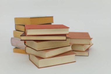 Beyaz arkaplan üzerine kitap yığını