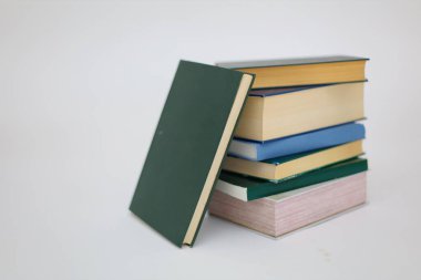 Dünyanın en ünlü yazarlarından okumaya hazır güzel bir kitap seti kütüphane arka planındaki ahşap masanın üzerinde kitap ve gözlük yığını. eğitim ve bilgi kavramı, kütüphane, okul