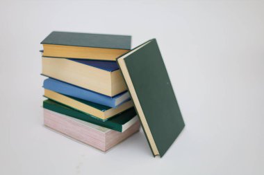 Yeşil arkaplanda kitap yığını