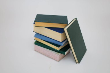 Beyaz arkaplan üzerine kitap yığını