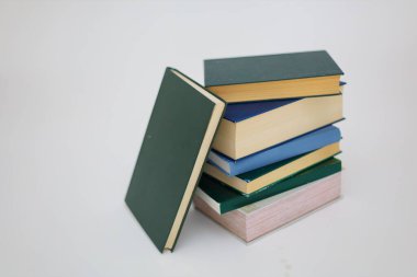 Beyaz arkaplan üzerine kitap yığını