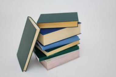 Beyaz arkaplan üzerine kitap yığını