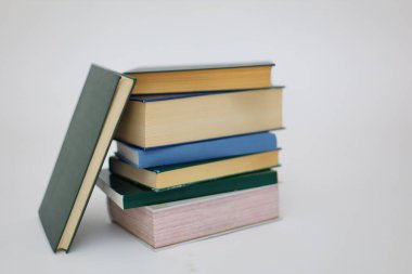 Beyaz arkaplanda bir yığın kitap