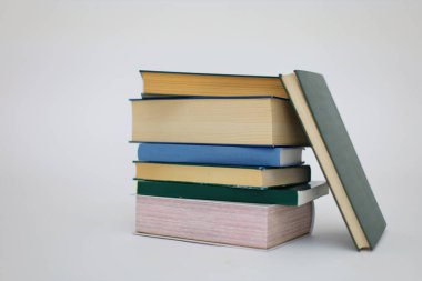 Beyaz arkaplan üzerine kitap yığını
