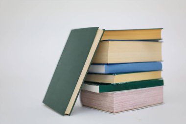 Beyaz arkaplan üzerine kitap yığını