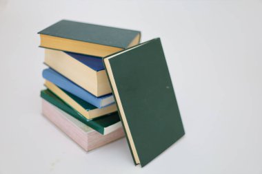 Beyaz arkaplan üzerine kitap yığını.